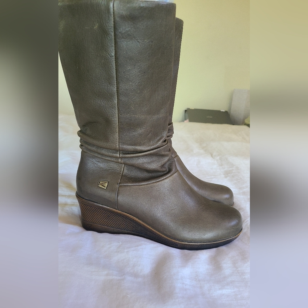Keen slouch boots sz 8.5 olive